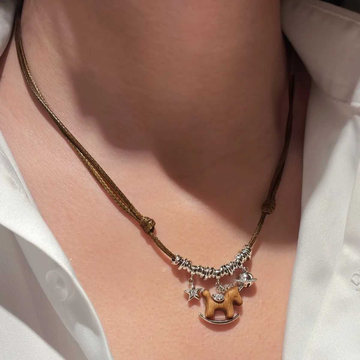 luxury Elegant Horse Pendant Long Necklace for Women Simple Horse Design Versatile Luxury Sweater Chain Vintage Style Accessories M251227