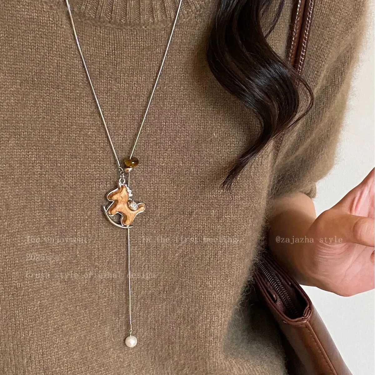 luxury Fashion Vintage Cute Wooden Small Horse Pendant Necklace for Women Rhinestone Pony Animal Adjustable Long Sweater Chain Jewelry M251227