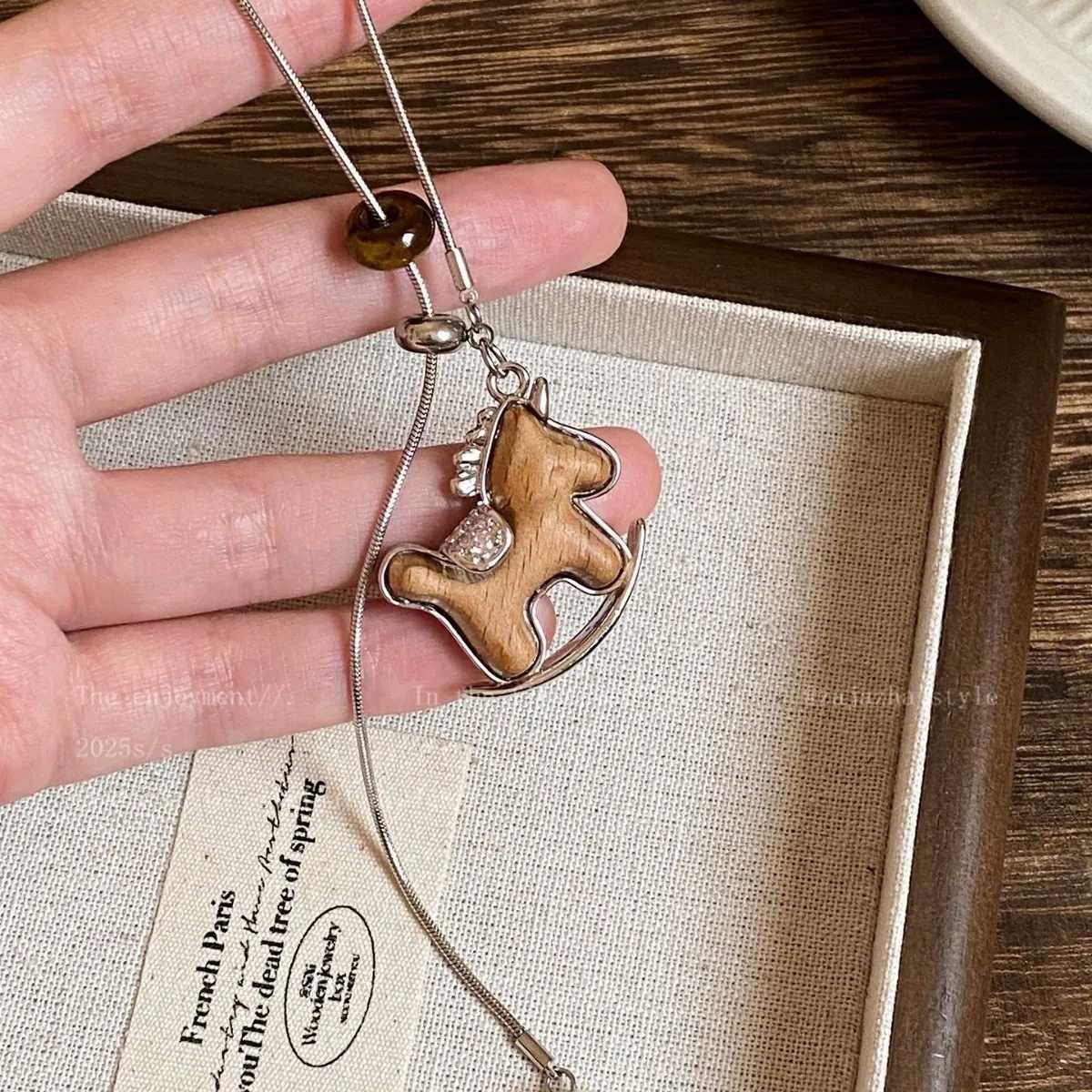 luxury Fashion Vintage Cute Wooden Small Horse Pendant Necklace for Women Rhinestone Pony Animal Adjustable Long Sweater Chain Jewelry M251227