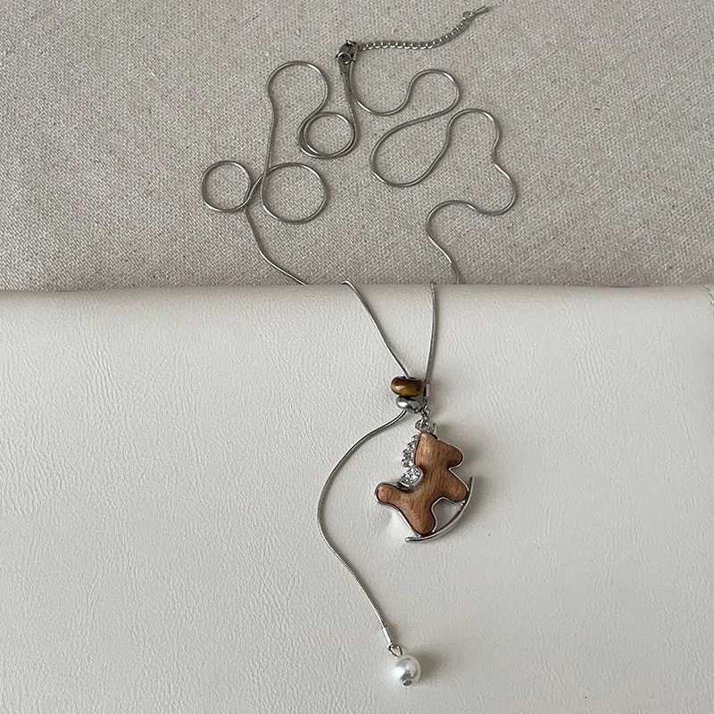 luxury Vintage Cute Wooden Small Horse Pendant Necklace for Women Autumn and Winter Design Adjustable Long Sweater Chain Charm Jewelry M251227