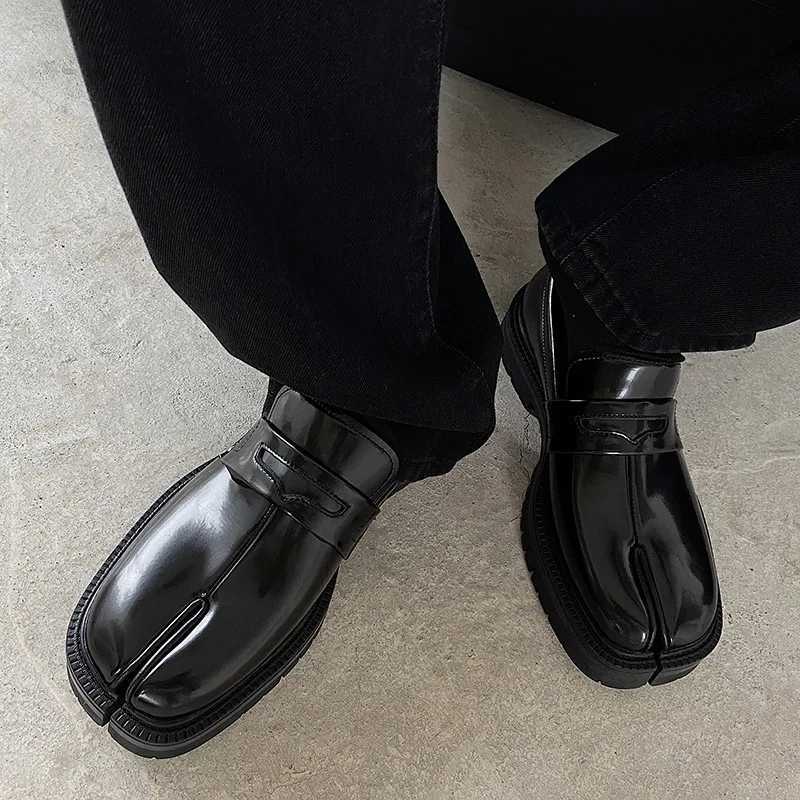 2026 New arrival Split Toe Shoes Tabi Shoes Loafer for Men and Women Split Toe Thick Sole Casual Genuine Leather Shoes Z251227