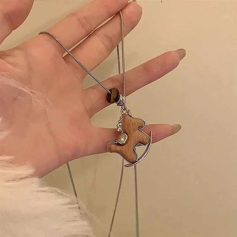 luxury Vintage Cute Wooden Small Horse Pendant Necklace for Women Autumn and Winter Design Adjustable Long Sweater Chain Charm Jewelry M251227