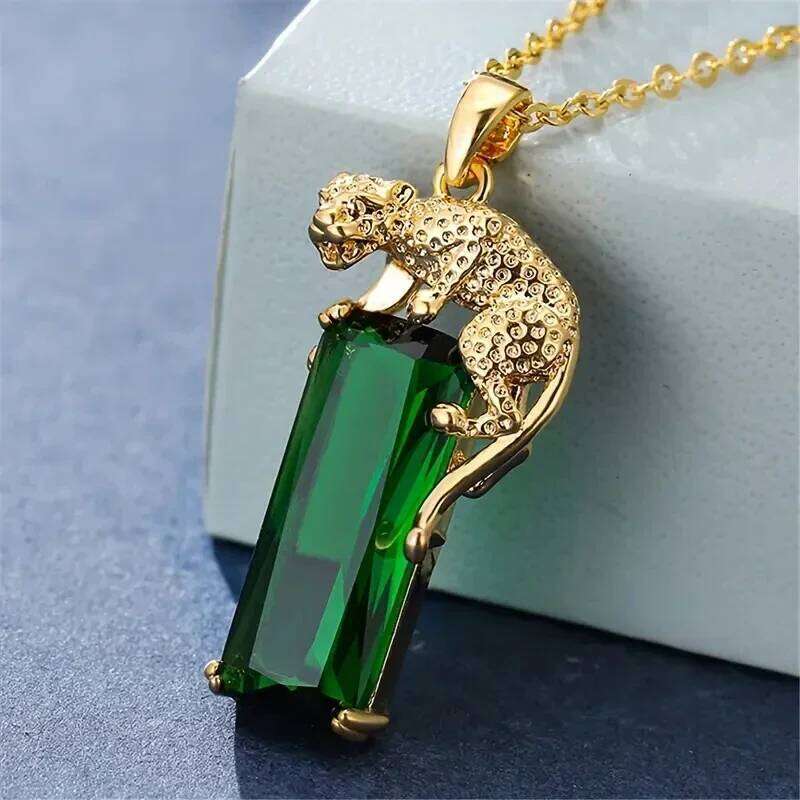 Huitan Fashion Luxury Leopard Pendant Necklace Lady Gold Color Bright Green Crystal Stone Accessories Female Party Jewelry