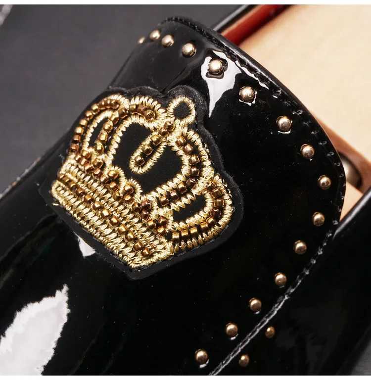 Luxury Men Casual Shoes Patent Leather Pointed Toe Embroider Crown Business Leisure Black Wedding Dress Shoes Man Shoes for Men Z251227
