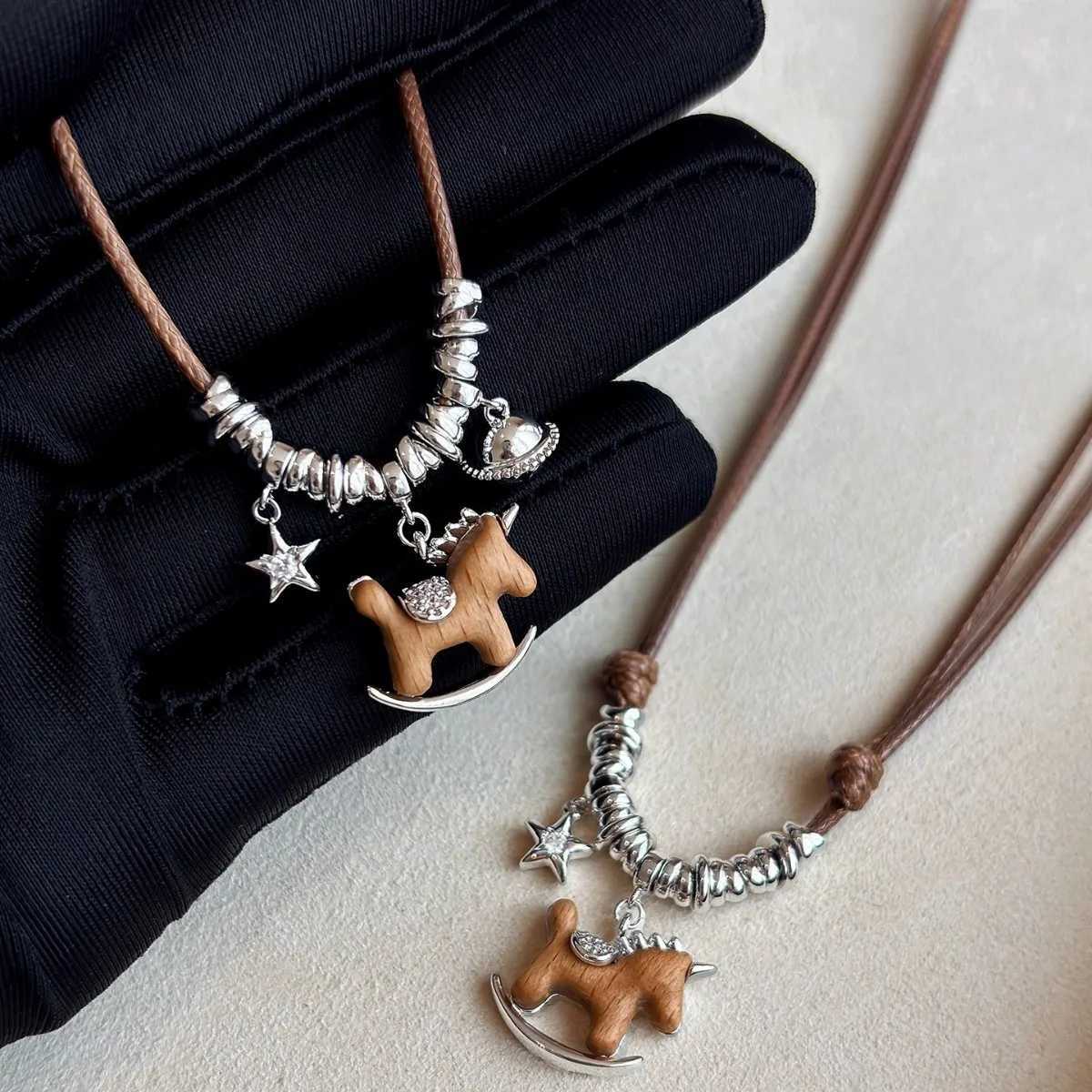 luxury Elegant Horse Pendant Long Necklace for Women Simple Horse Design Versatile Luxury Sweater Chain Vintage Style Accessories M251227