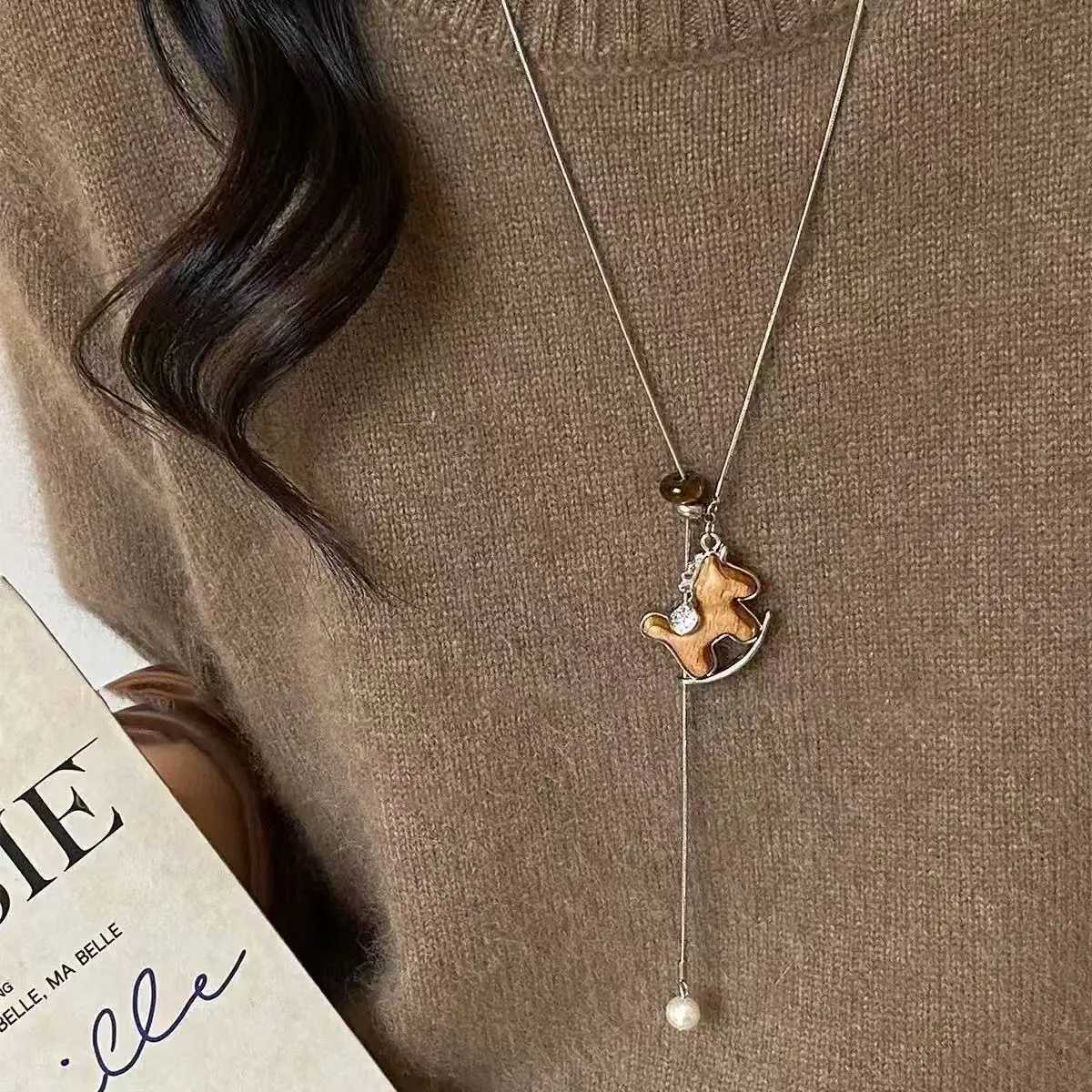 luxury Vintage Cute Wooden Small Horse Pendant Necklace for Women Autumn and Winter Design Adjustable Long Sweater Chain Charm Jewelry M251227