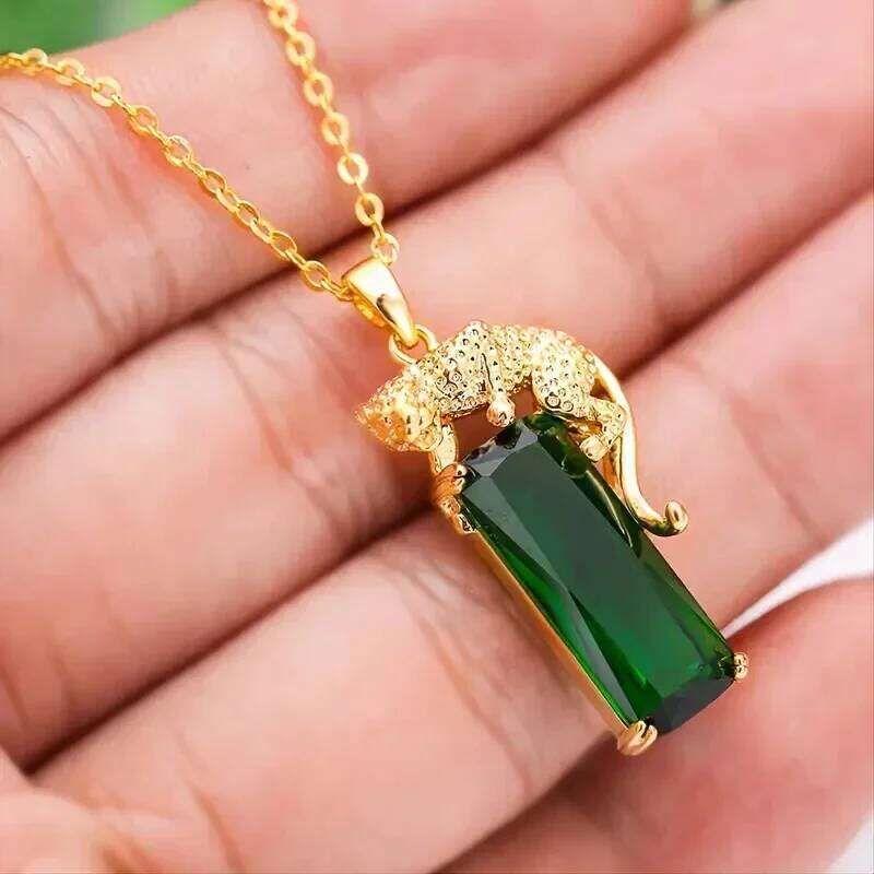 Huitan Fashion Luxury Leopard Pendant Necklace Lady Gold Color Bright Green Crystal Stone Accessories Female Party Jewelry