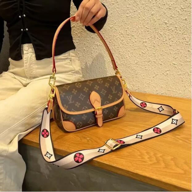 Women Luxurys Designer Bag Crossbody Diane Baguette Classic Vintage Canvas Jacquard Strap Flower Flap Embossed Letters Clutch Purse lvslys Shoulder Bags Tote Bag