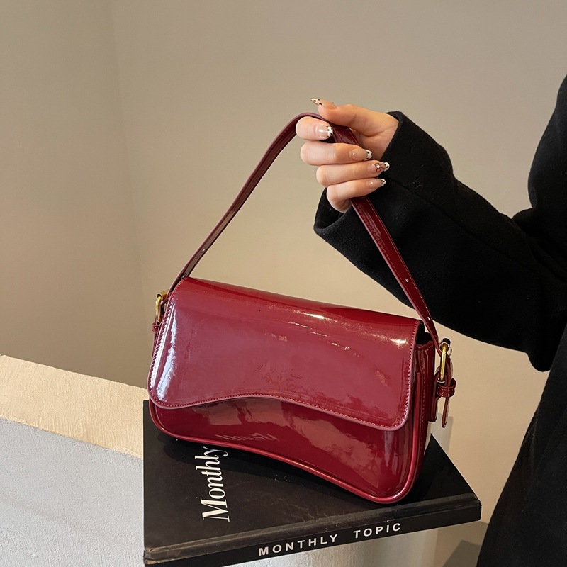 New flip magnetic shoulder bag, suitable for work commuting, fashionable and simple women's armpit bag, handbag, crossbody bag