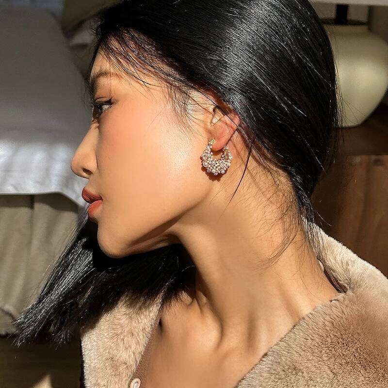 European and American Retro Rice Grain Pearl Hollowed out Metal Earrings for Fashionable Jewelry Womens 2024 Unusual Accessories