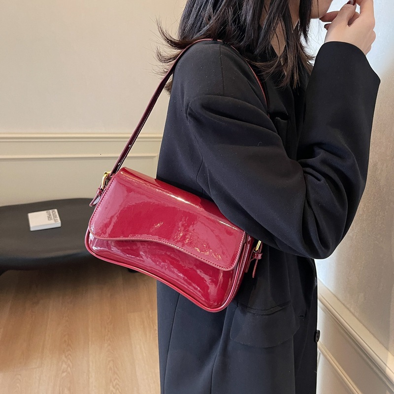 New flip magnetic shoulder bag, suitable for work commuting, fashionable and simple women's armpit bag, handbag, crossbody bag