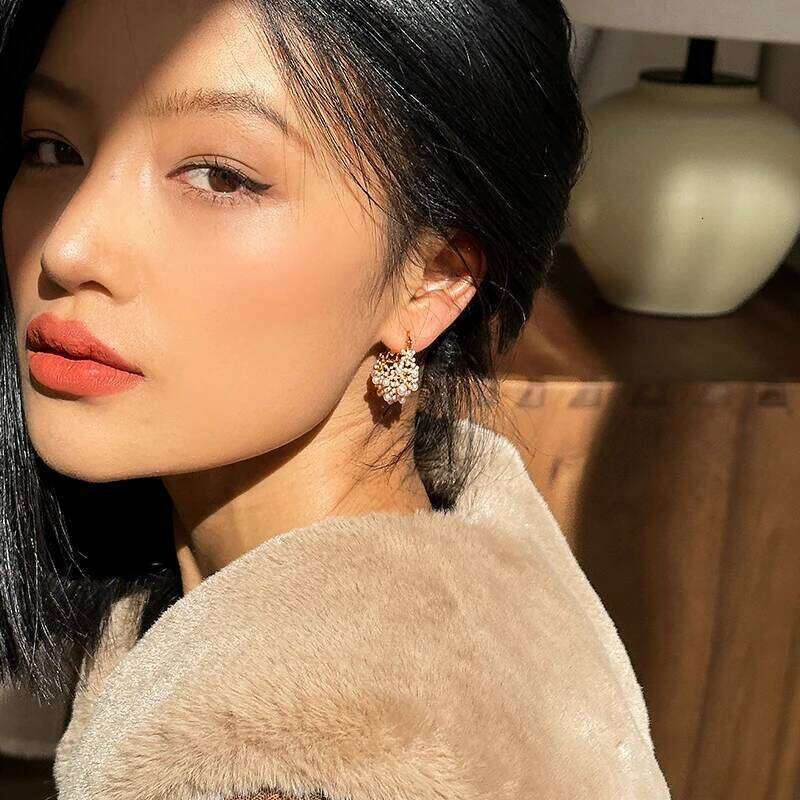 European and American Retro Rice Grain Pearl Hollowed out Metal Earrings for Fashionable Jewelry Womens 2024 Unusual Accessories