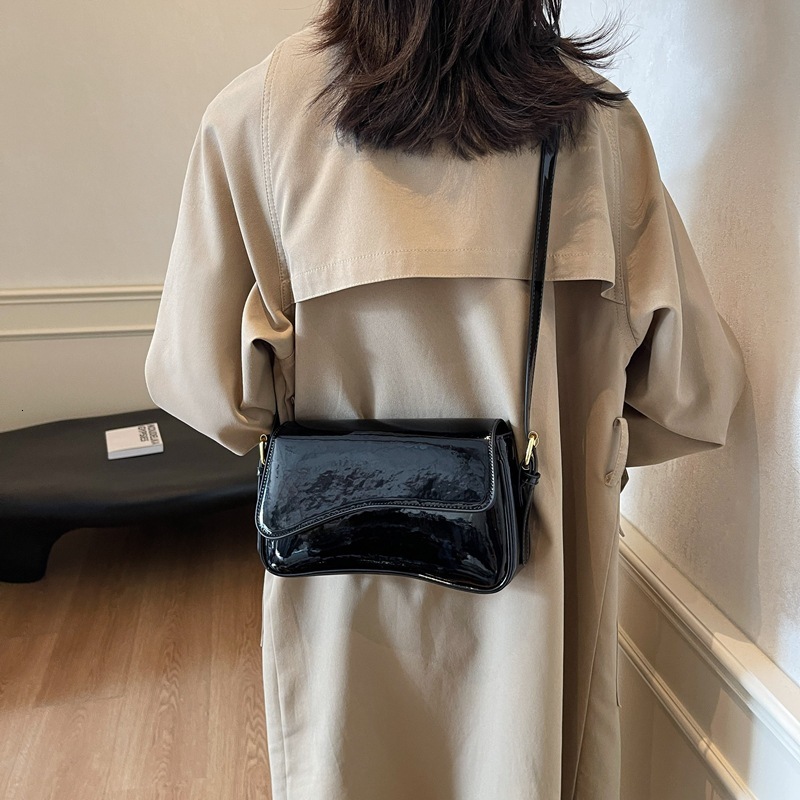 New flip magnetic shoulder bag, suitable for work commuting, fashionable and simple women's armpit bag, handbag, crossbody bag