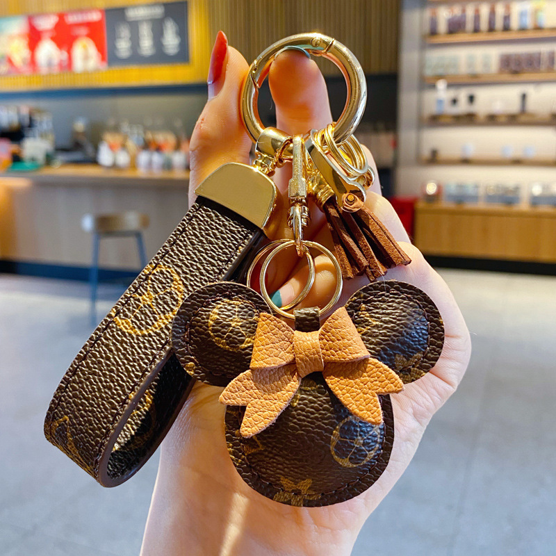 Free shipping designer keychain Fashionable and versatile Car pendant cute classic leather plush keychain