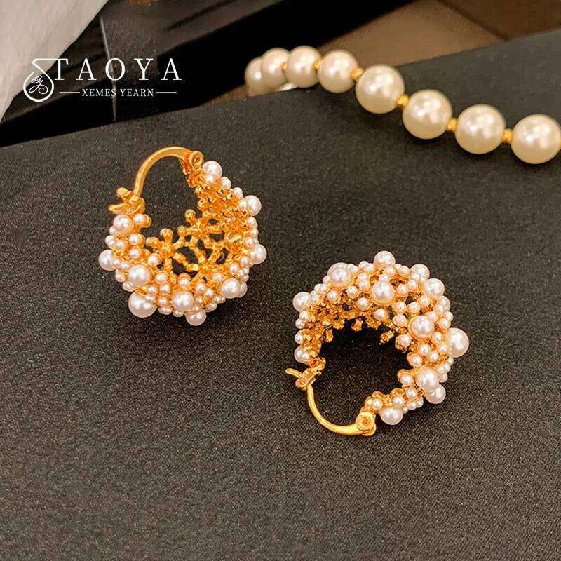 European and American Retro Rice Grain Pearl Hollowed out Metal Earrings for Fashionable Jewelry Womens 2024 Unusual Accessories