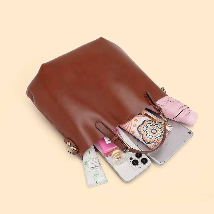 Luxury Shoulder Bags Totes Hobo Top Layer Cowhide Simple Large Capacity Commuter Tote Versatile High End Feel Handheld Crossbody Bucket Bag For Women