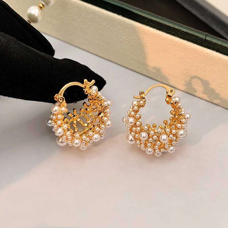 European and American Retro Rice Grain Pearl Hollowed out Metal Earrings for Fashionable Jewelry Womens 2024 Unusual Accessories