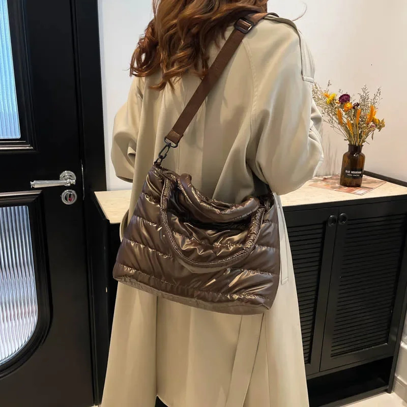 Large Capacity Womens Tote Bag Fashionable Winter Of The Season Handheld Trendy Cotton Jacket Shoulder Bag Ca251222