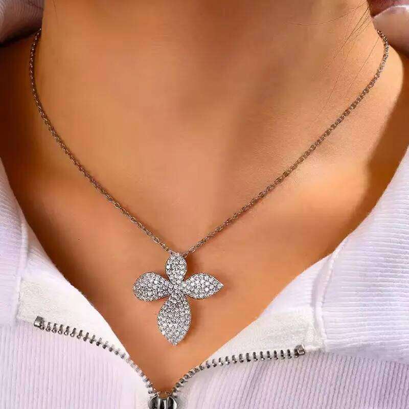 ZAKOL Creative Fashion Micropaved Zirconia Leaf Pendant Necklace Women's Exquisite Light Luxury Party Jewelry Gift