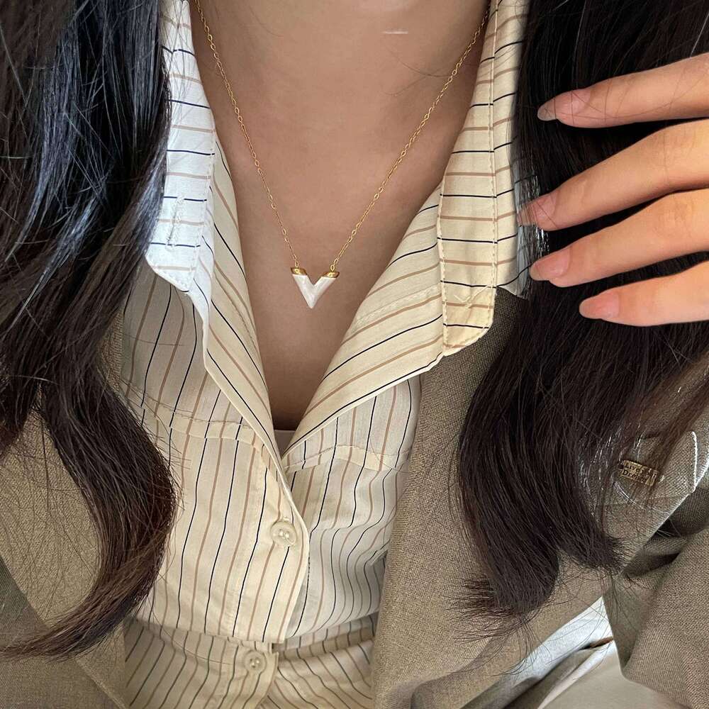 2025 New Design Gold Colour Stainless Steel Chain Shell V-Letter Pendant Necklace Fashion Jewelry Luxury Accessories for Women