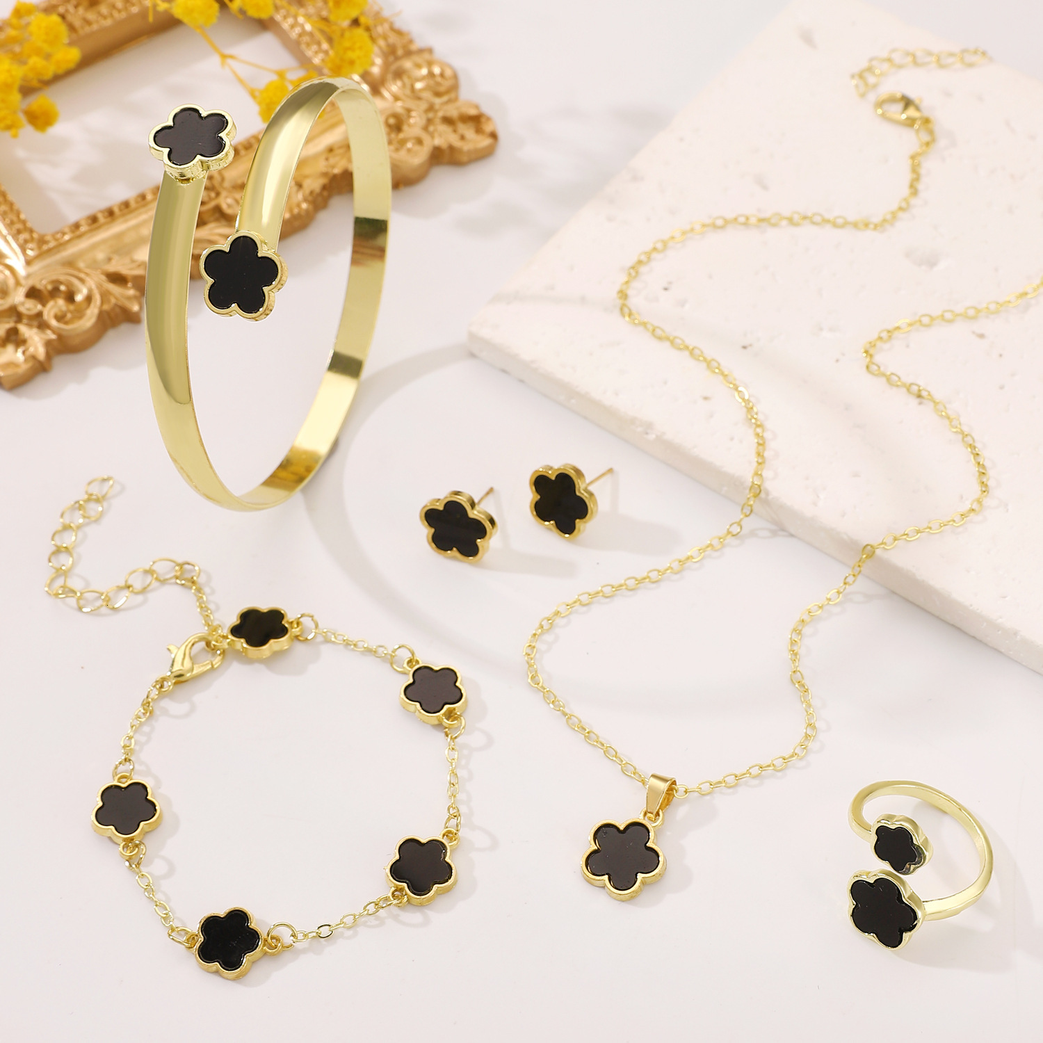 Luxury Brand Designer Jewelry European And American Hot-Selling Lucky Flower Jewelry Set Five-Leaf Clover Bracelet Earrings Necklace Ring Women's