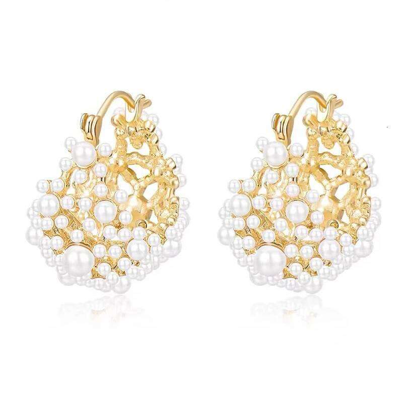 European and American Retro Rice Grain Pearl Hollowed out Metal Earrings for Fashionable Jewelry Womens 2024 Unusual Accessories