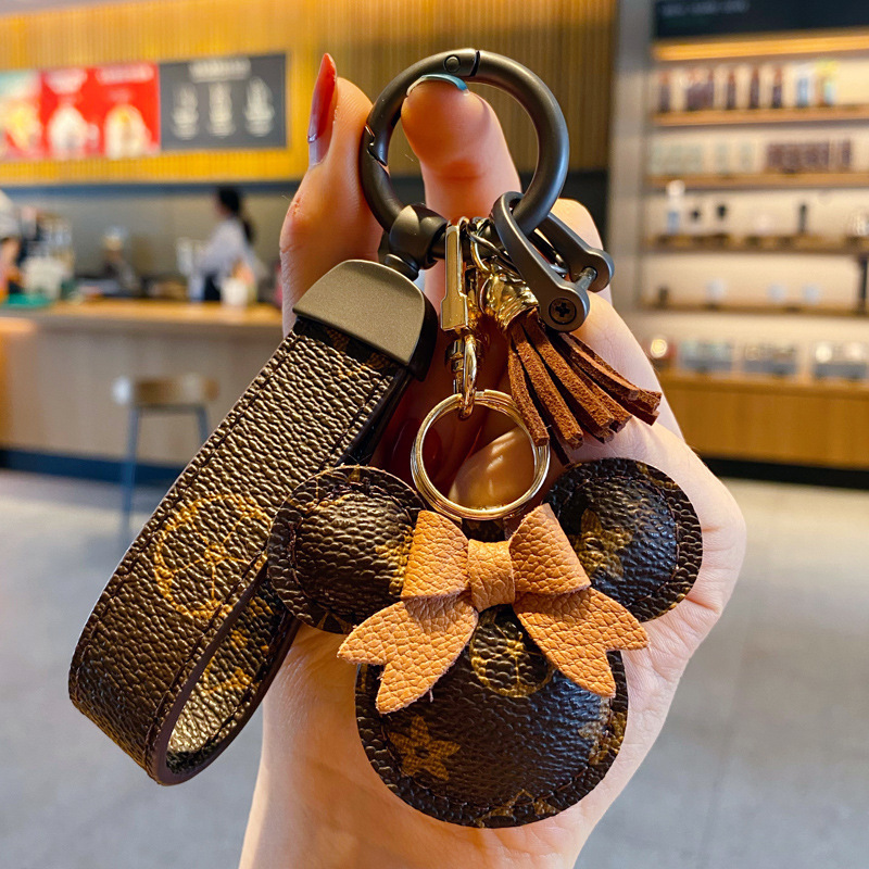 Free shipping designer keychain Fashionable and versatile Car pendant cute classic leather plush keychain