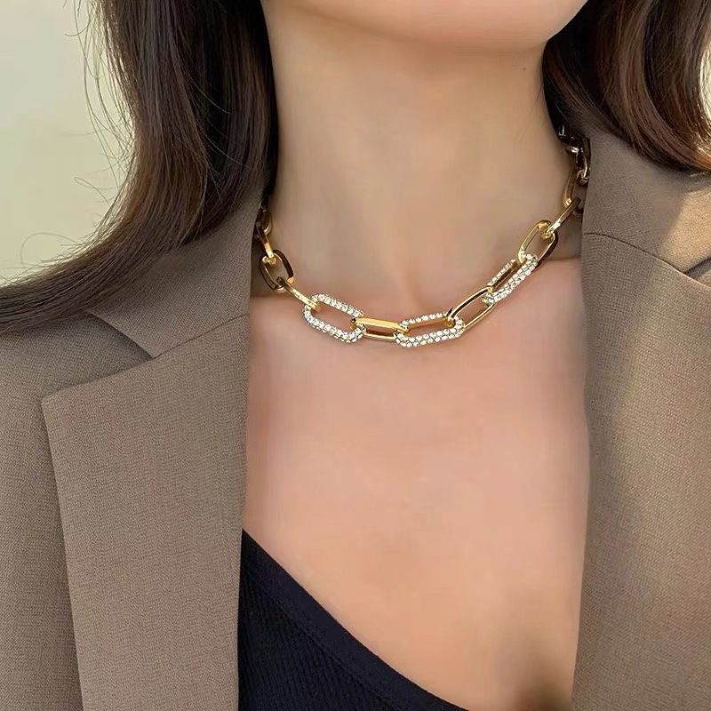 Luxury Brand Designer Jewelry Exaggerated Chunky Chain Metal Decorative Necklace For Women Trendy INS Short Clavicle Chain With Sparkling Diamonds And Sweater C