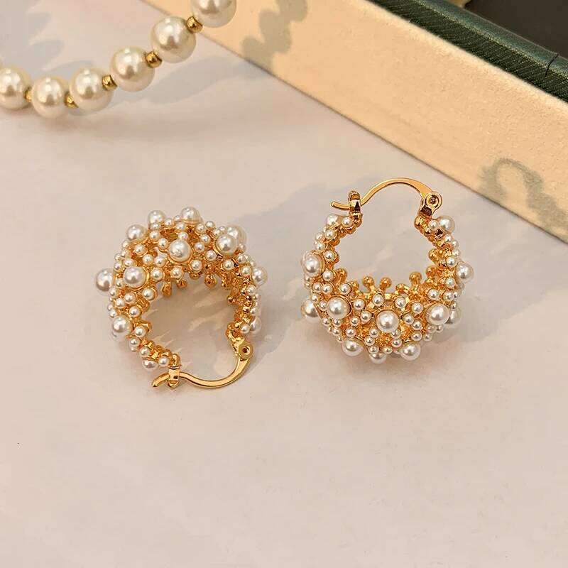 European and American Retro Rice Grain Pearl Hollowed out Metal Earrings for Fashionable Jewelry Womens 2024 Unusual Accessories