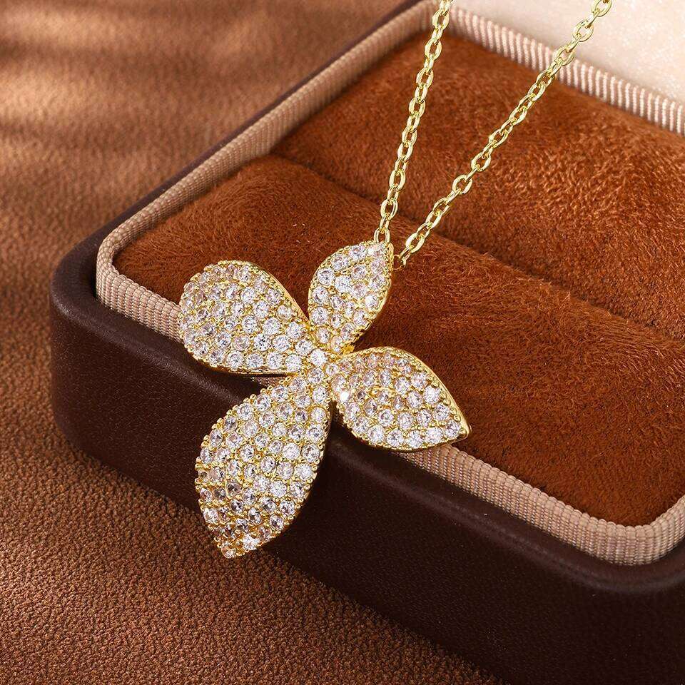 ZAKOL Brand New Gorgeous Shiny Micro-intact Zircon Leaf Pendant Necklace for Women Luxury Wedding Party Jewelry