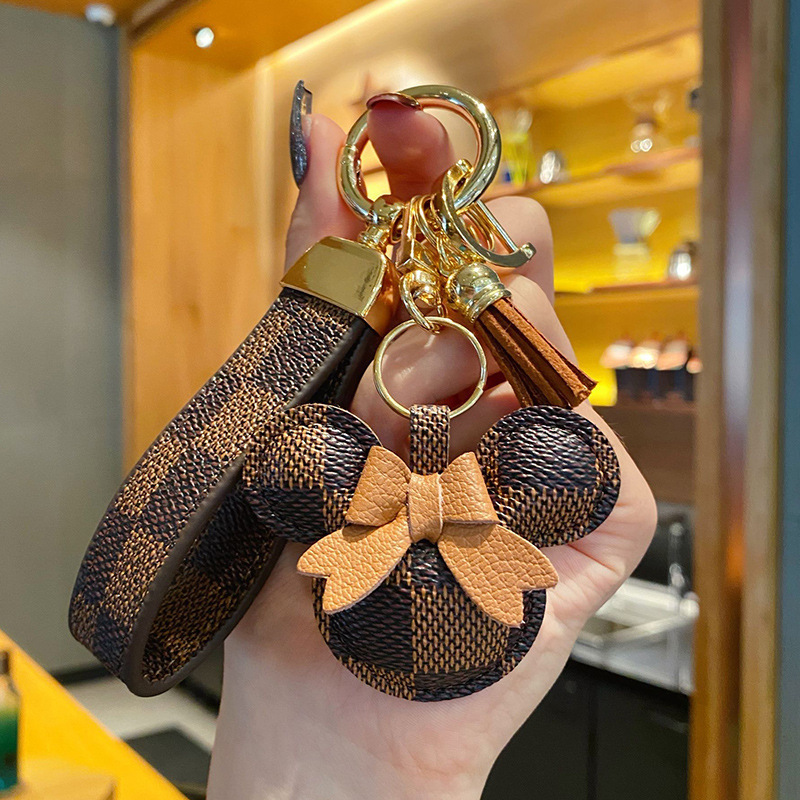 Free shipping designer keychain Fashionable and versatile Car pendant cute classic leather plush keychain