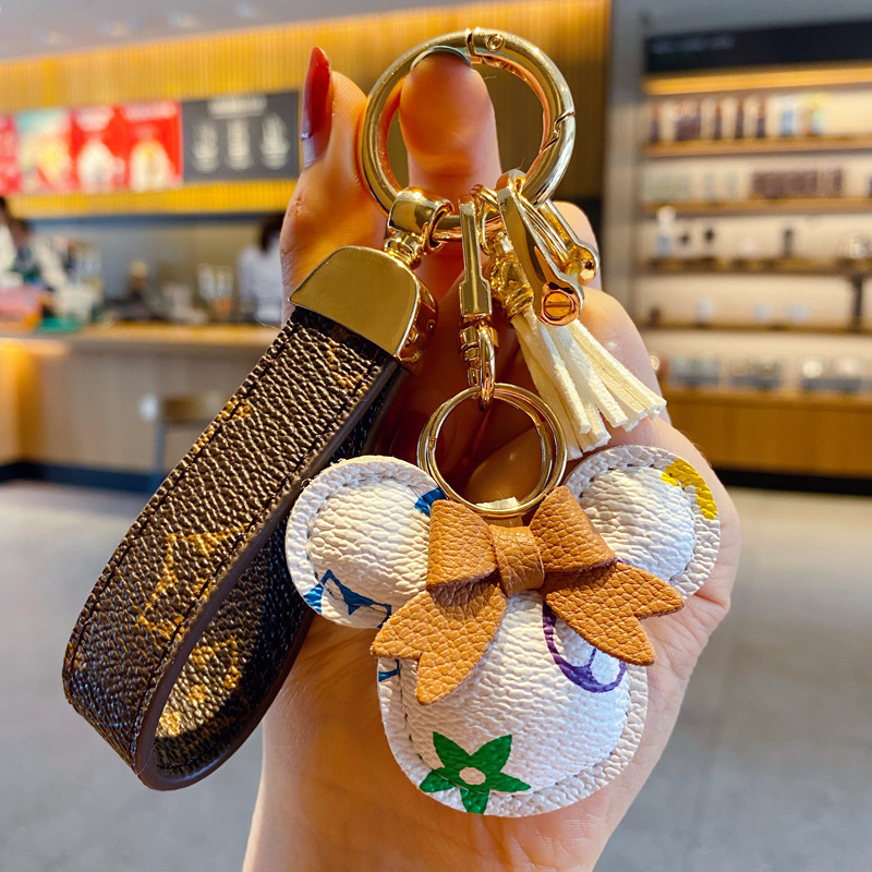 Free shipping designer keychain Fashionable and versatile Car pendant cute classic leather plush keychain