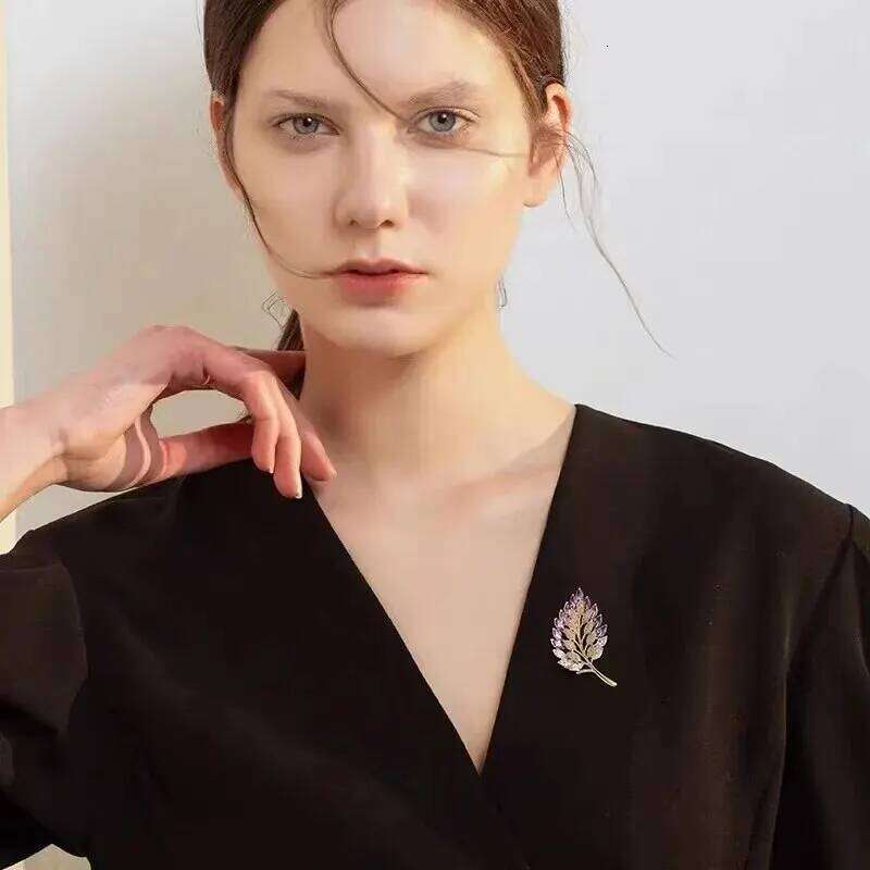 Cute Romantic Colorful Flower Metal Brooches For Women Alloy Crysal Plant Brooche Party Birthday Jewelry.