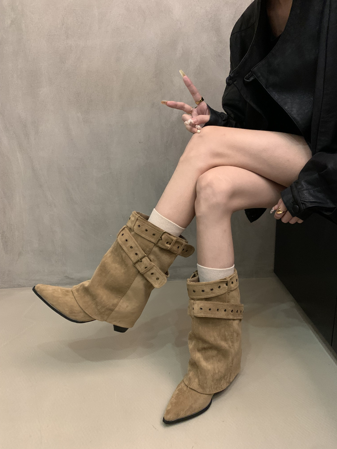 Hot new free shipping designer boots for mens womens Martin Boots brown black khaki Fashion versatile rivet leg high waisted pointed toe short boots