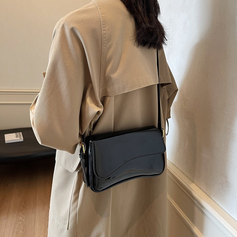 New flip magnetic shoulder bag, suitable for work commuting, fashionable and simple women's armpit bag, handbag, crossbody bag