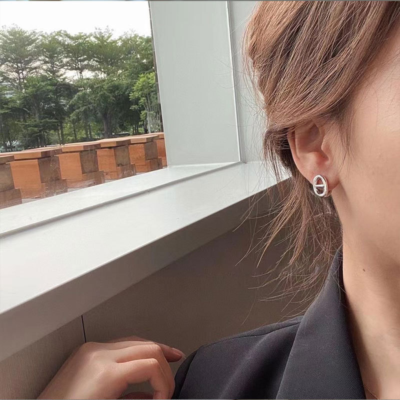 Luxury Brand Designer Jewelry Korean Version S925 Silver Needle Geometric Pig Nose Hollow Earrings For Women Vintage Fashion Elegant Simple Ear Clips 