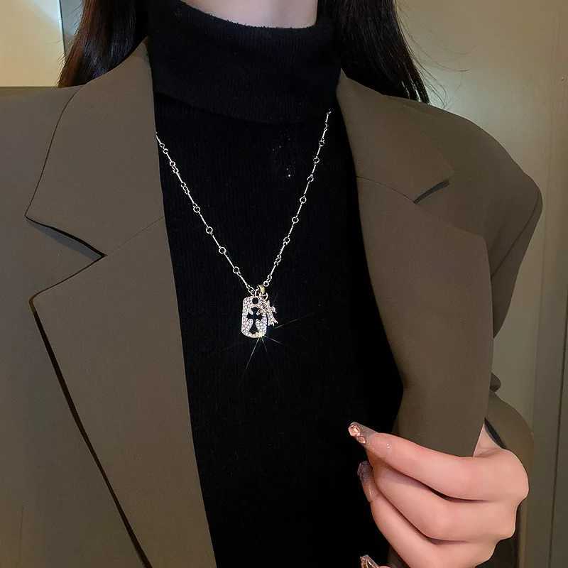 Diamond-inlaid Cross Necklace Niche Design Metal Frosty Style Collarbone Chain Sweater Chain Personality Temperament Accessories Y251227