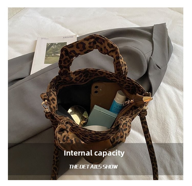 Super popular and niche leopard print canvas handbag for women. Fall and winter trendy and versatile crossbody bag.