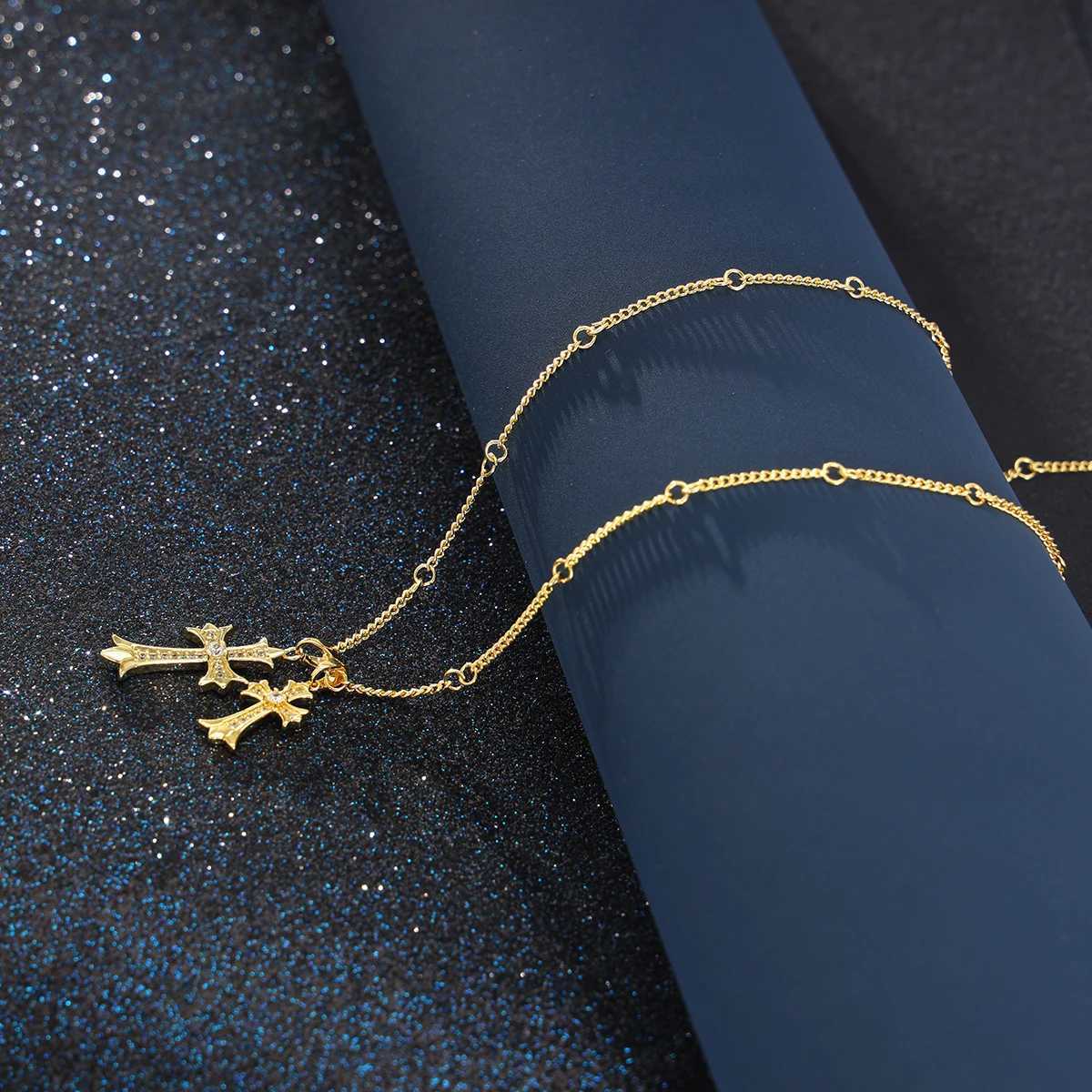 1 Piece Fashionable Minimalist Gold Necklace with Large Small Crosses and Rhinestones color random Y251227
