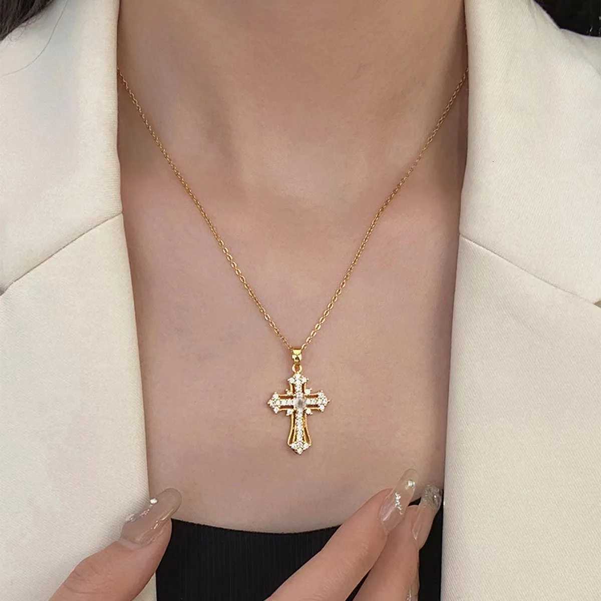 Fashion Light Luxury Zircon Cross Pendant Necklace for Women Elegant Charm Stainless Steel Clavicle Chain Jewelry Accessories Y251227
