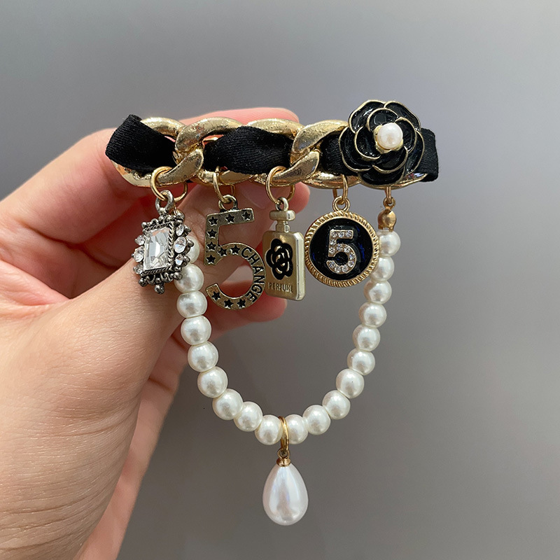 Luxury Brand Designer Jewelry Style Alloy Number 5 Brooch Pearl Camellia High-End Sense Suit Collar Baroque Pin Accessory