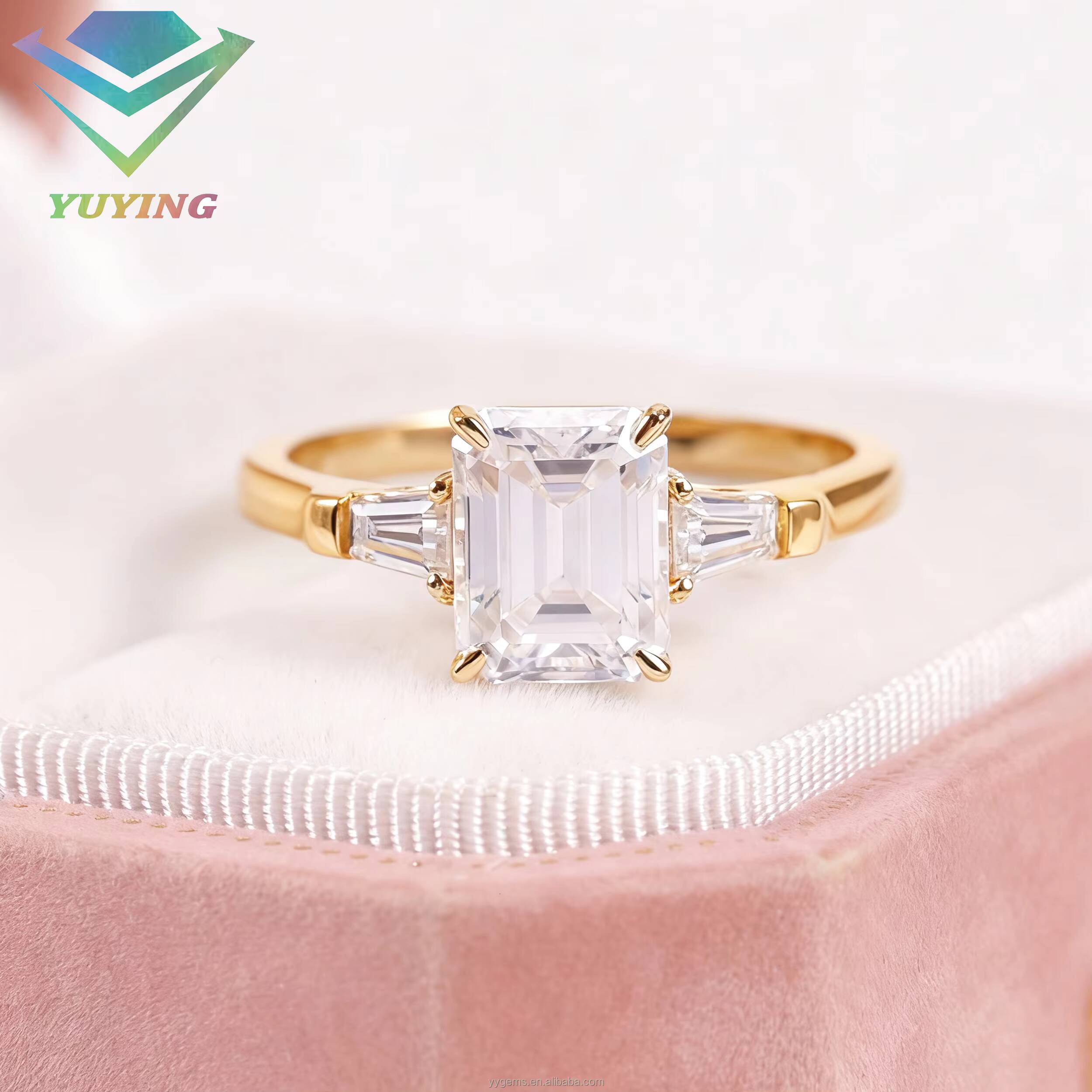 Custom High End Trilogy Style 3CT Emerald Cut Moissanite with Trapezoid Side Moissanite Wedding Ring Fine Jewelry Women Rings