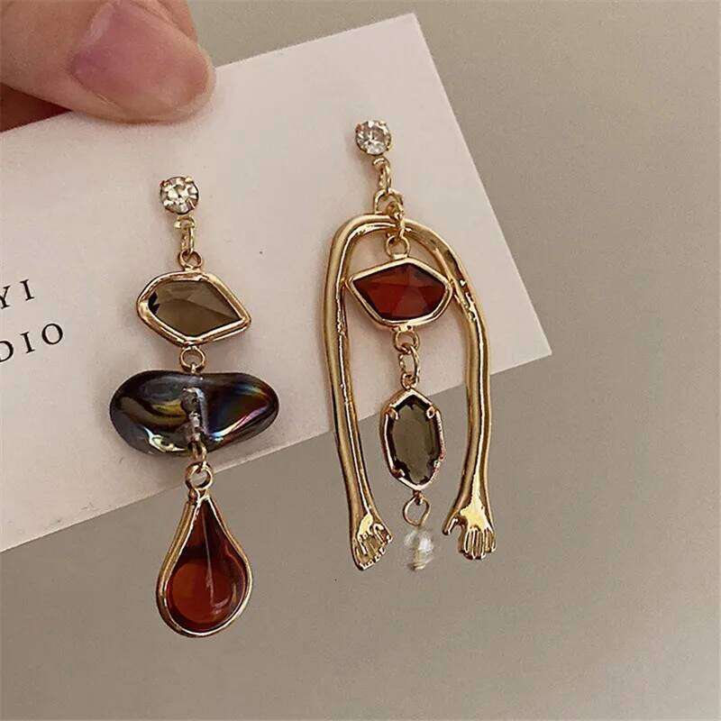 New 2024 Vintage Abstract Art Style Asymmetric Drop For Women Personality Humanoid Hand Earrings Party Jewelry C251227