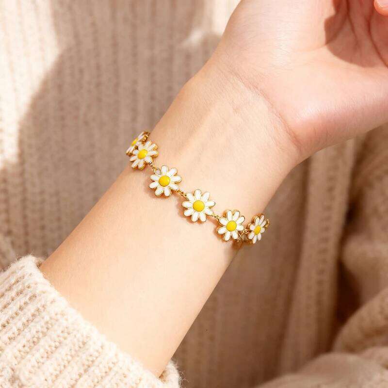 Simple Stylish Daisy Titanium Bracelet, High-end and Non Fading, Niche Design Stainless Steel Jewelry for Woman Gift 25H1229
