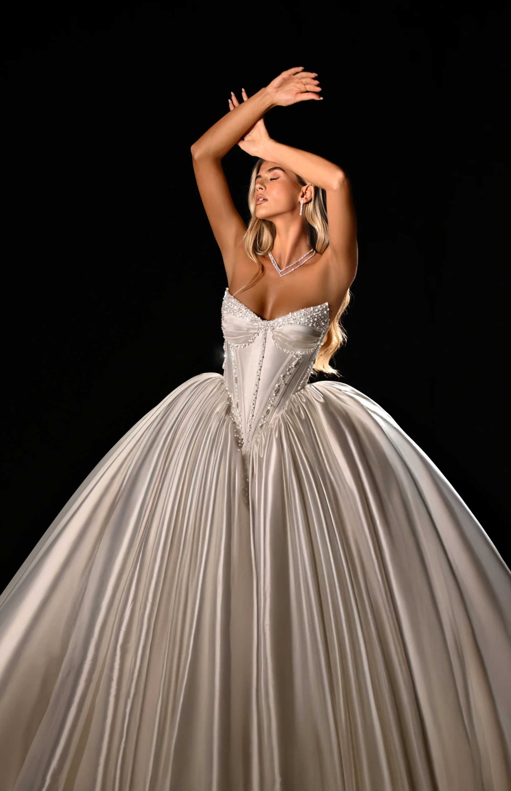 Gorgeous Ball Gowns Bride Dress Beaded Pearls Strapless Wedding Dresses Luxury Pleats Big Sweep Train Bridal Skirt Customized