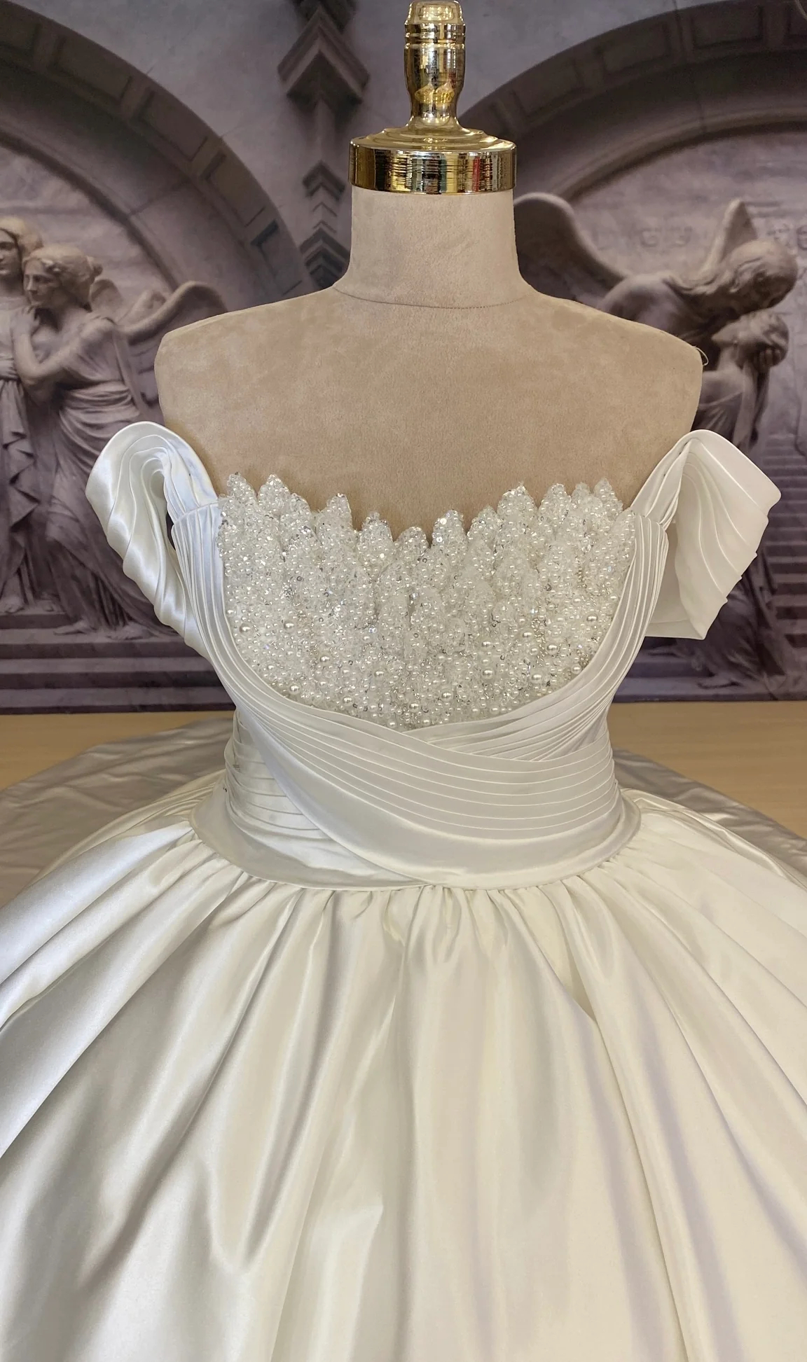 Classic Ball Gown Wedding Dress Off Shoulder Sleeveless Bridal Gowns Pearls Beaded Sweep Train Dresses Custom Made vestidos de novia