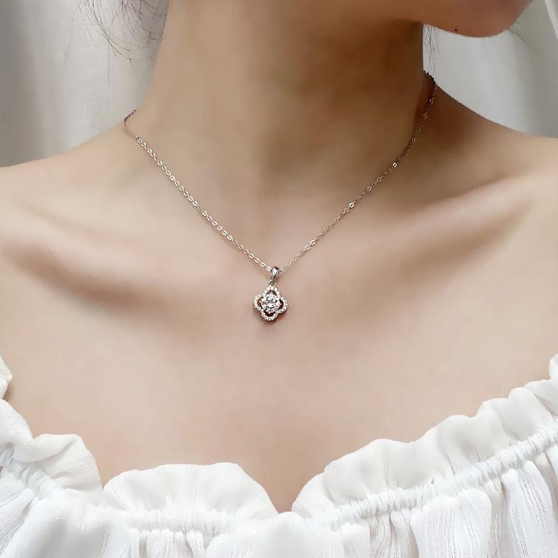 Fashionable And High End Clover Pendant Necklace With Moissanite Inlay Fashionable Temperament Collarbone Chain