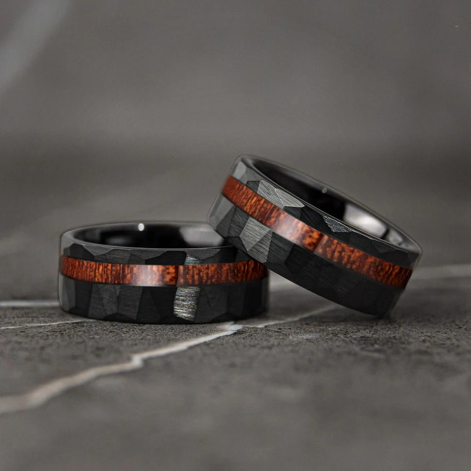 Fashion Hammered Men Stainless Steel Rings Black Brushed with Koa Wood Inlay Stripe Finish Rings For Men Women Wedding Bands 251224