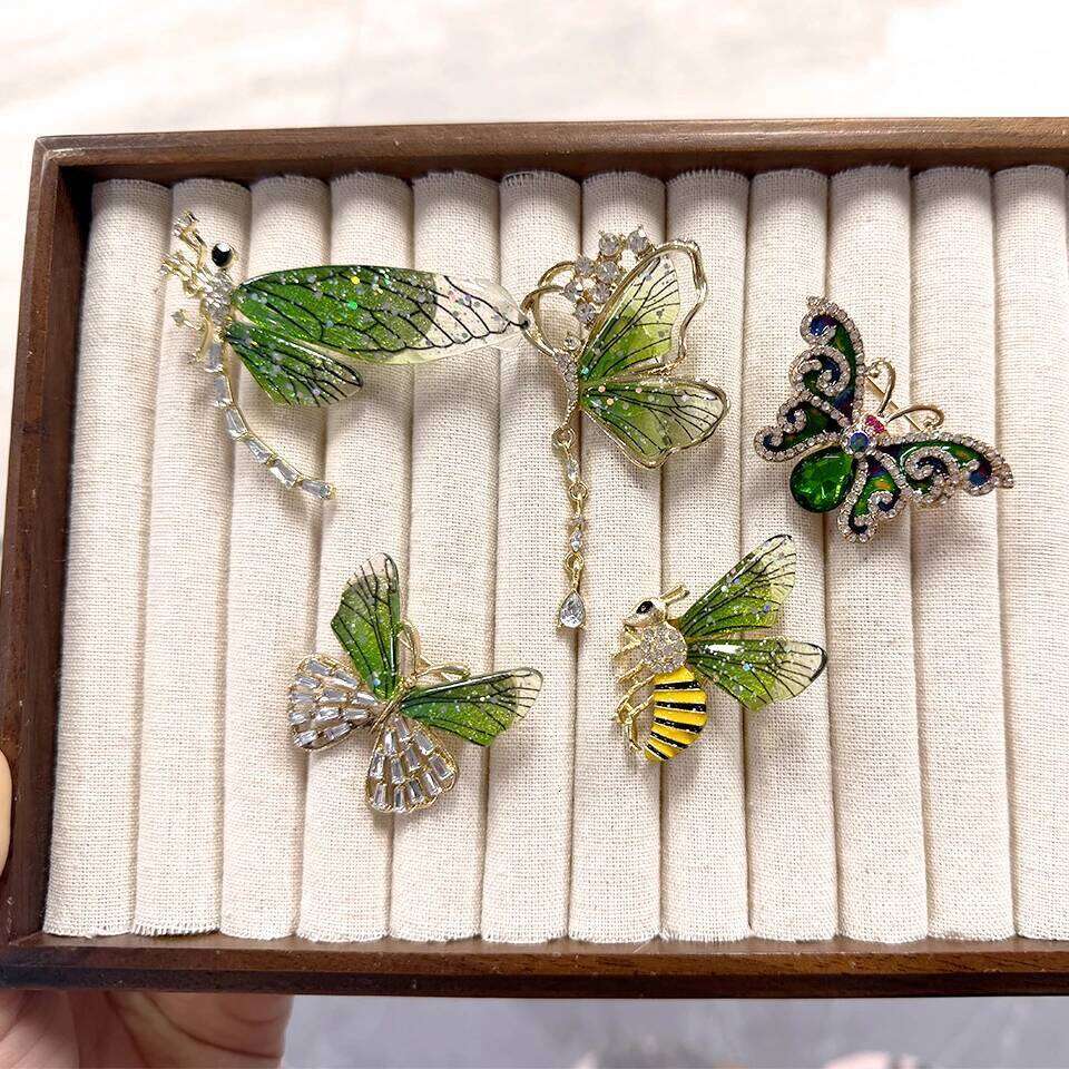 ZAKOL Exquisite Green Crystal Butterfly Dragonfly Brooch Fashion Lapel Pins for Women Girl Autumn Winter Versatile Accessories