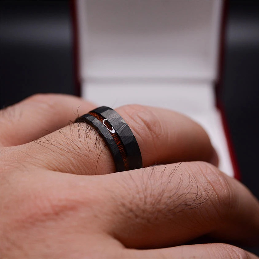 Fashion Hammered Men Stainless Steel Rings Black Brushed with Koa Wood Inlay Stripe Finish Rings For Men Women Wedding Bands 251224